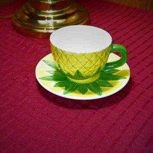 (*) Impressive ~~~ Cup and Saucer ~~~ Pineapple Design